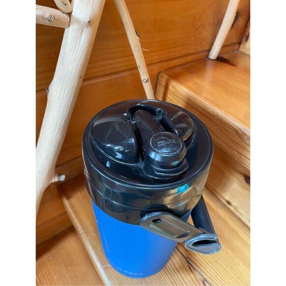 Igloo Proformance® 1/2 Gallon Water Jug, Black & Blue with Hanger Handle - Picture 3 of 8